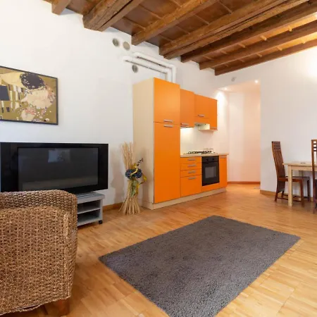 La Piccola Corte Al 24 - Affitti Brevi Italia Lecco
